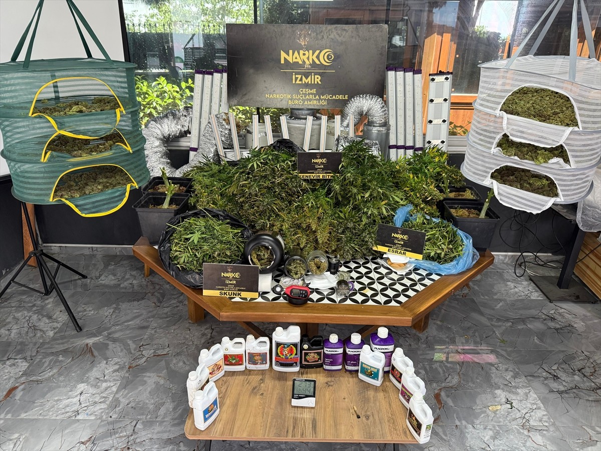 İzmir'in Çeşme, Karaburun ve Seferihisar ilçelerinde düzenlenen uyuşturucu operasyonunda gözaltına...