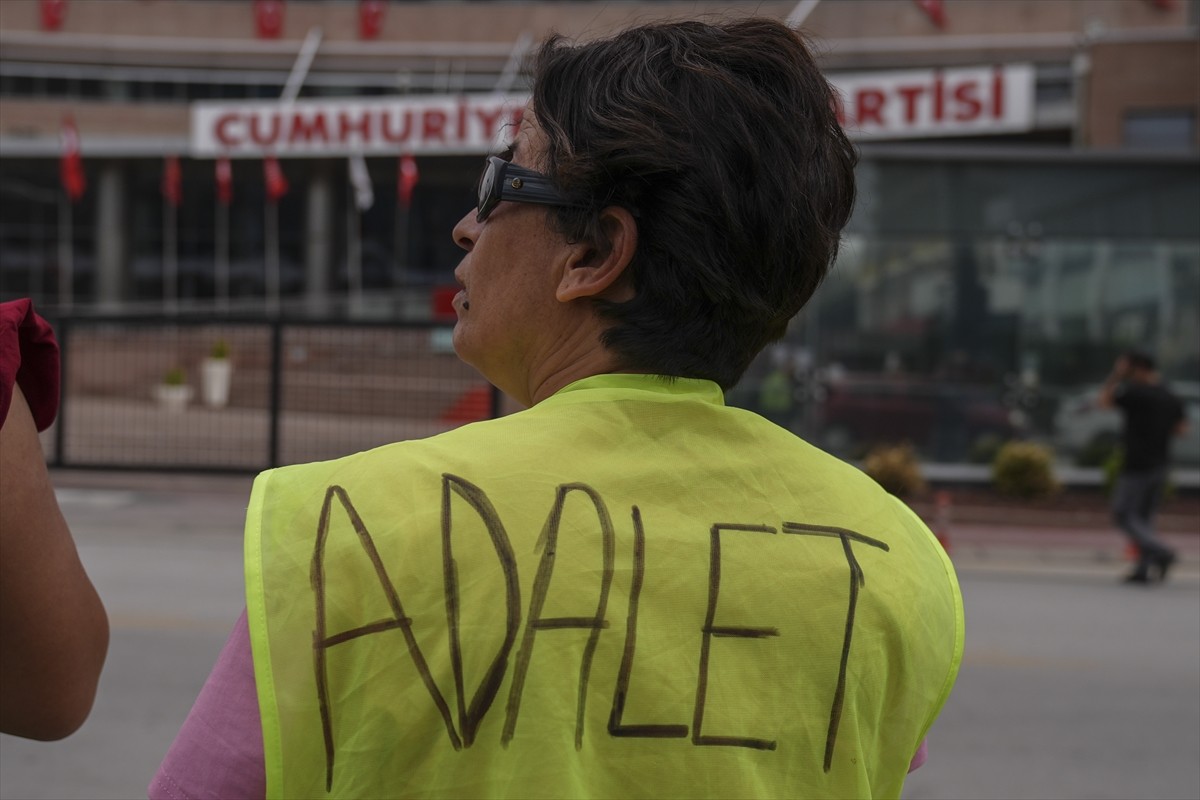 İzmir'in Çiğli Belediyesinden çıkartılan işçiler, Cumhuriyet Halk Partisi (CHP) Genel Merkezi...