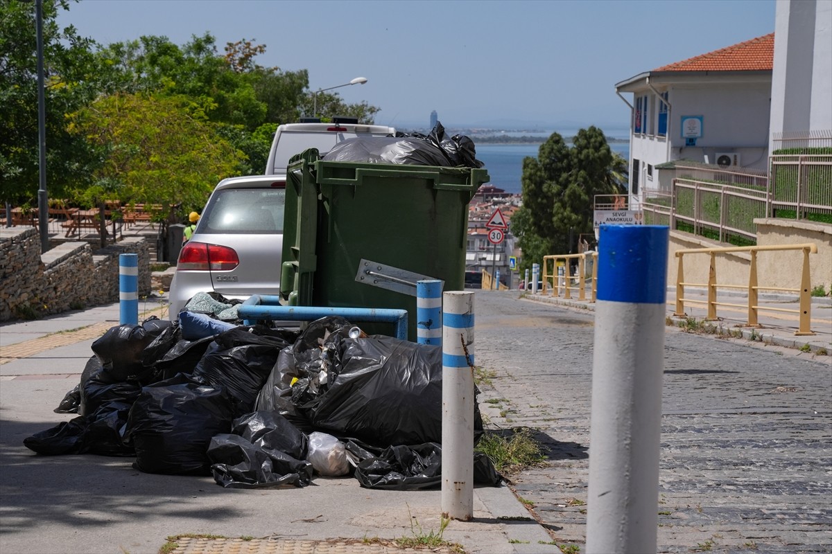 İzmir'in merkez Konak ilçesinde belediye işçilerinin greve gitmesi sonucu temizlik hizmetleri...