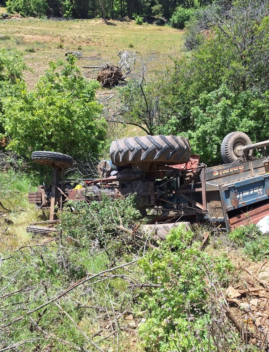 İzmir'in Ödemiş ilçesinde, devrilen traktörün altında kalan sürücü hayatını kaybetti.
