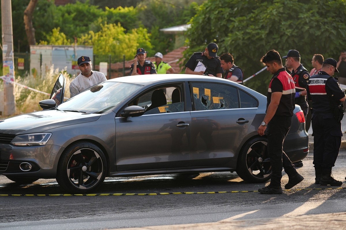 İzmir'in Torbalı ilçesinde seyir halindeki otomobile düzenlenen silahlı saldırıda 3 kişi hayatını...
