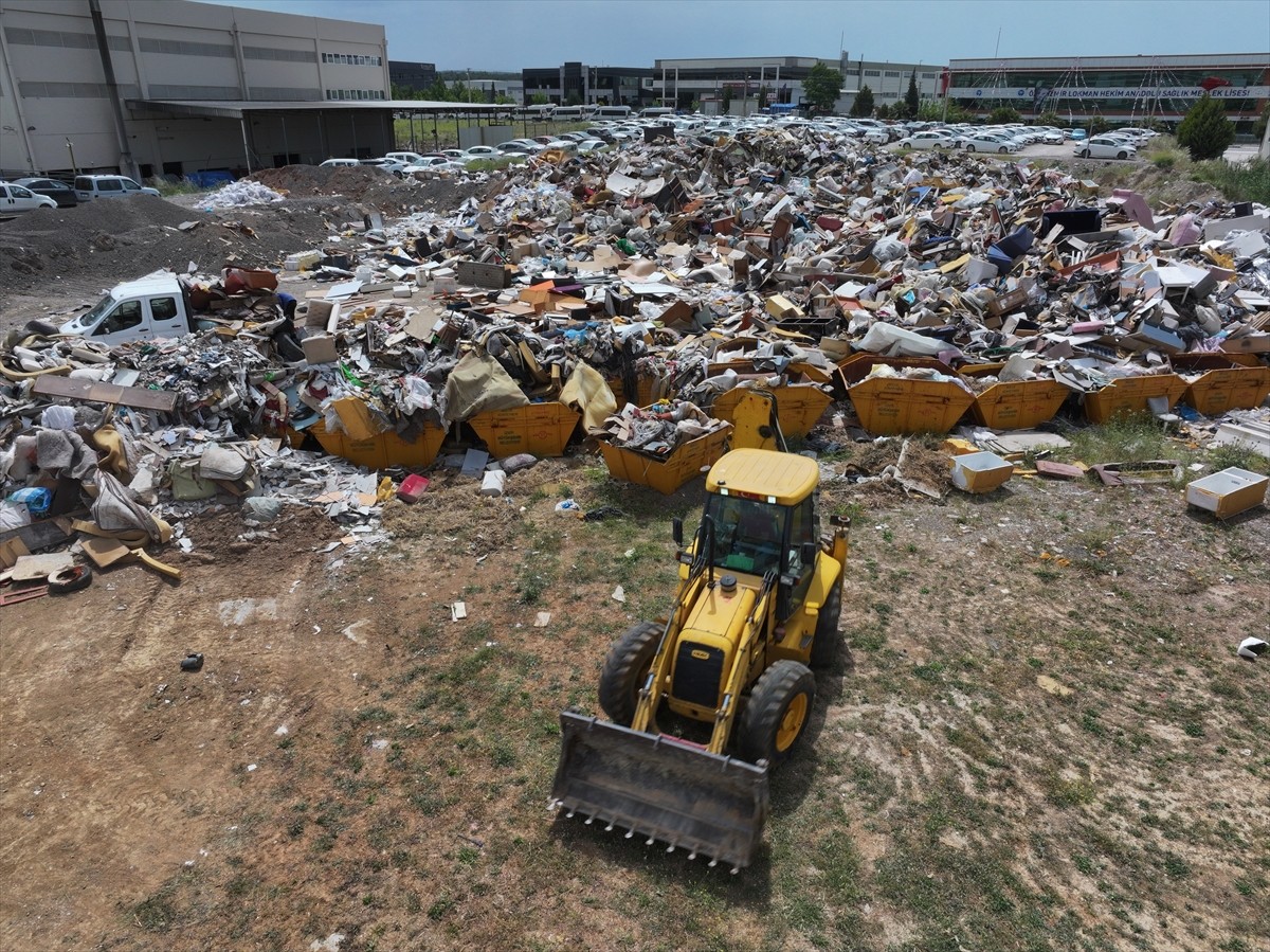 İzmir Büyükşehir Belediye Meclis Üyesi Uğur İnan Atmaca, Gaziemir'de iki alanda toplanan evsel...