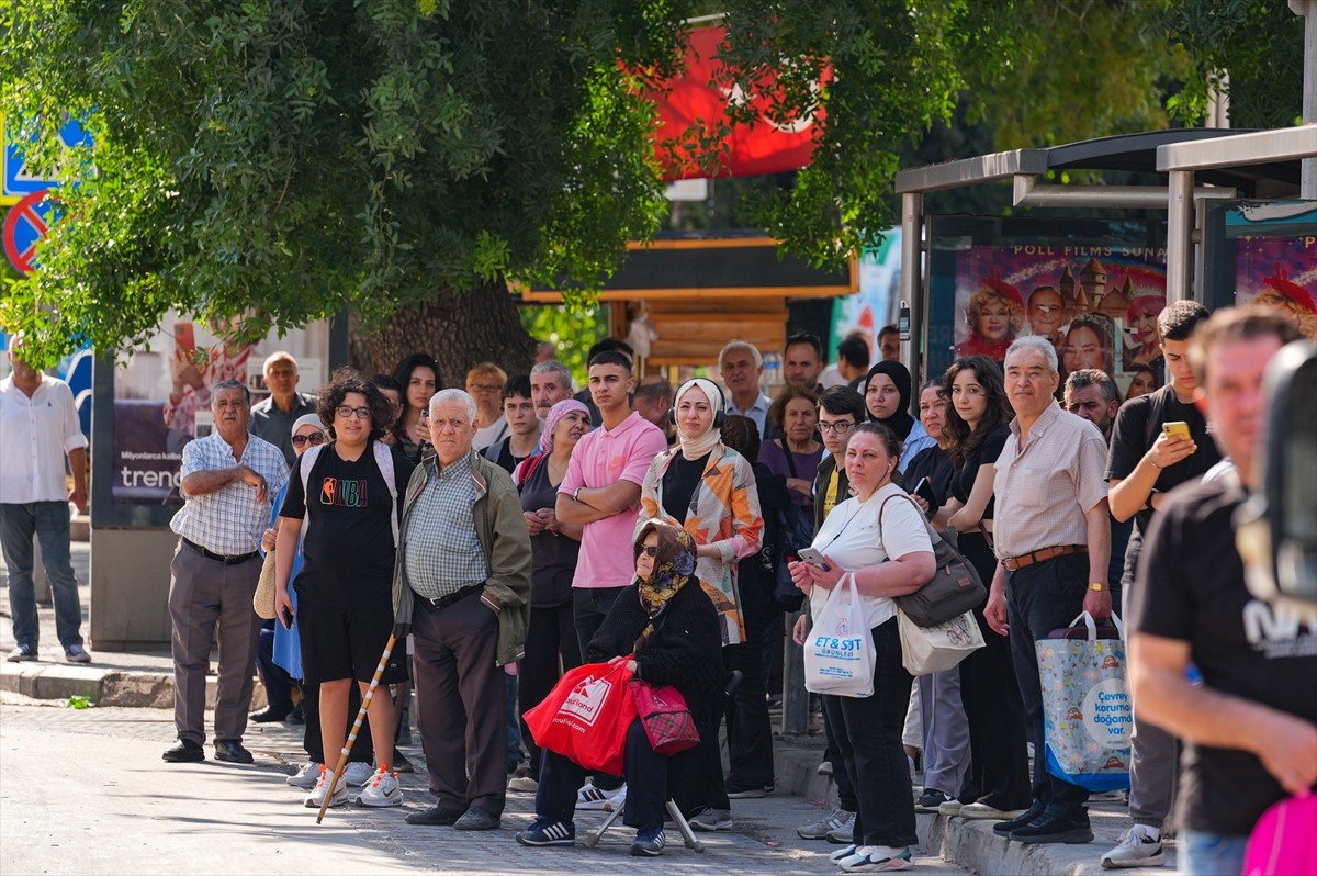 İzmir Büyükşehir Belediyesine bağlı iştiraklerde çalışan işçilerin başlattığı grevin sürmesi...