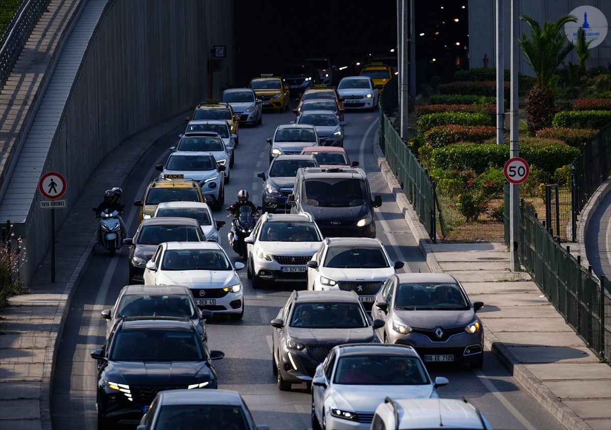 İzmir Büyükşehir Belediyesine bağlı iştiraklerde çalışan işçilerin grev yapması nedeniyle bazı...