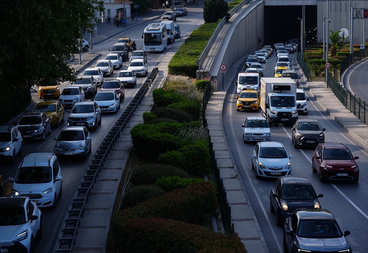 İzmir Büyükşehir Belediyesine bağlı iştiraklerde çalışan işçilerin grev yapması nedeniyle bazı...