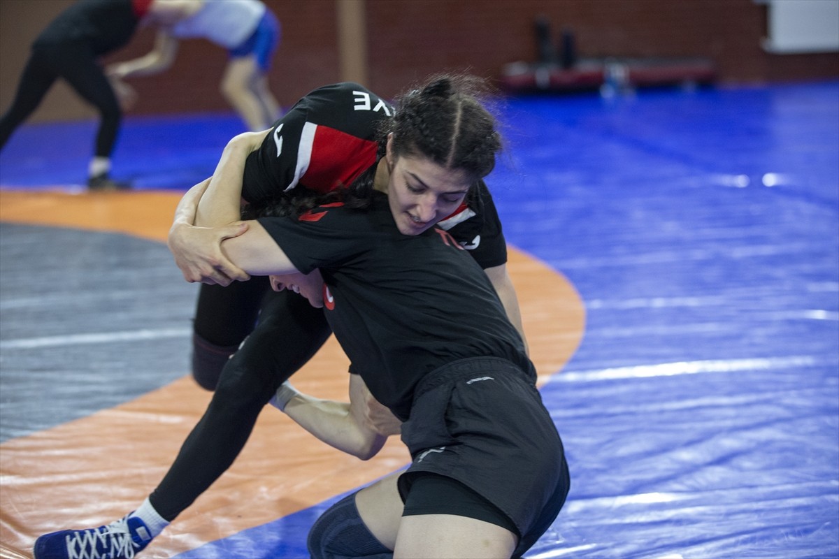 Kadın Güreş Milli Takımı sporcusu Evin Demirhan Yavuz (solda), katılacağı uluslararası...