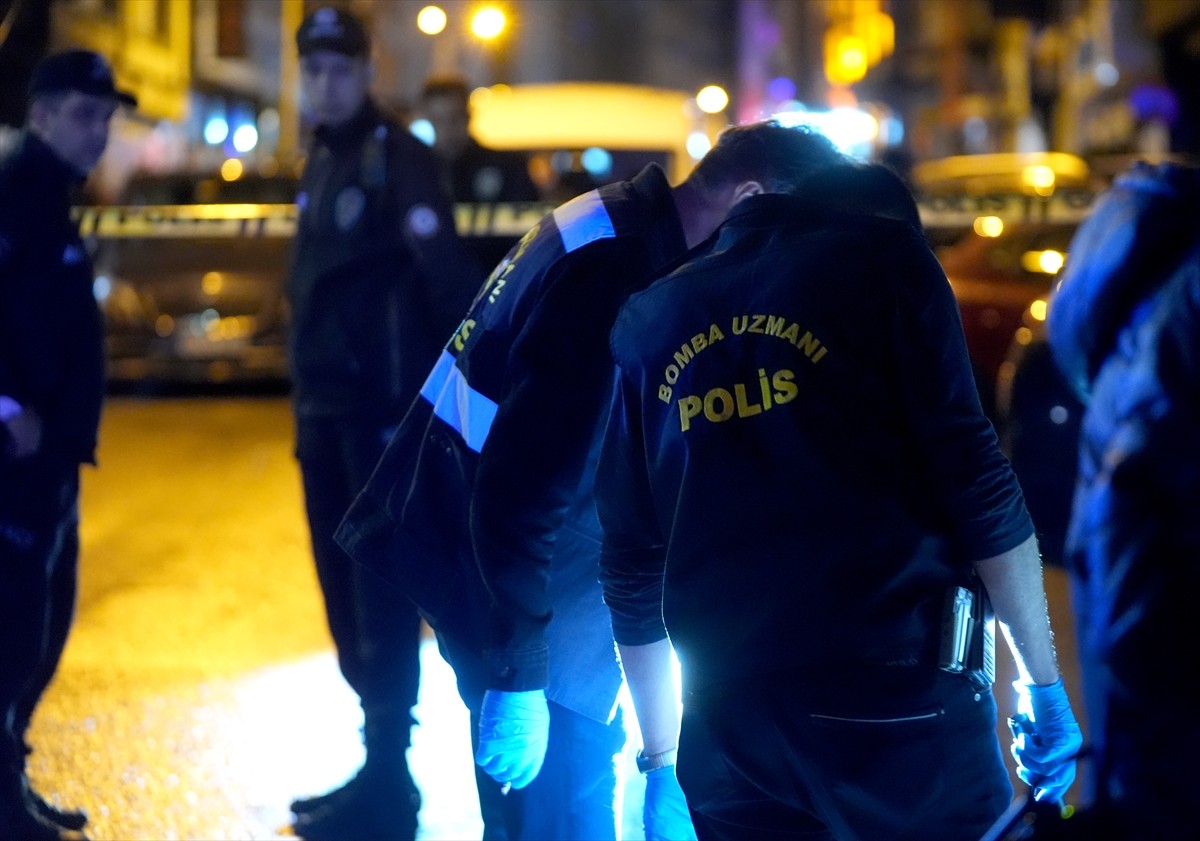 Kağıthane'de restoran ve eğlence mekanı olarak kullanılan iş yerine patlayıcı madde atılması...