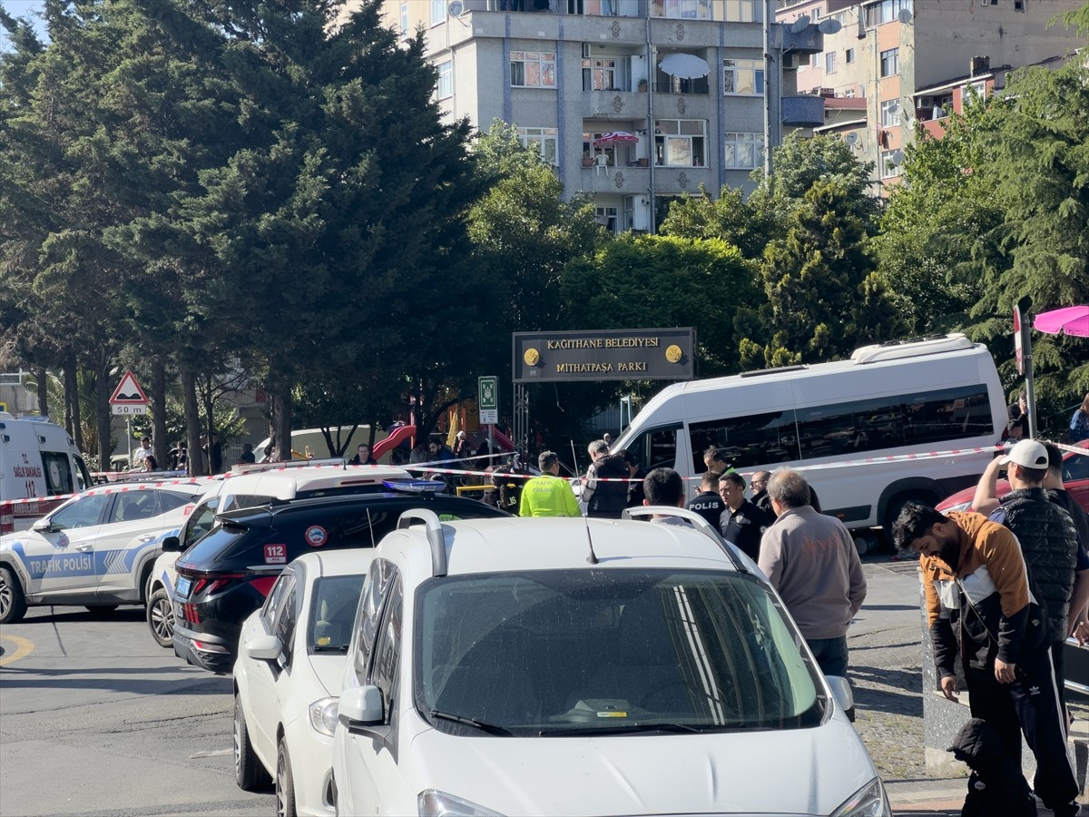 Kağıthane'de servis aracının çarptığı 1 kişi hayatını kaybetti, 1'i çocuk 3 kişi yaralandı....
