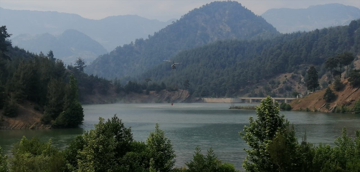 Kahramanmaraş'ın Onikişubat ilçesinde çıkan orman yangınına havadan ve karadan müdahale...