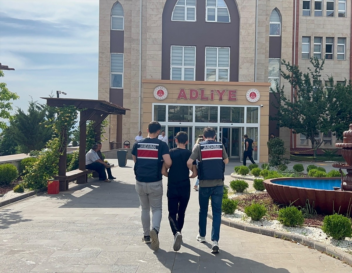 Kahramanmaraş'ta bir sürücü, motosikletin arkasına bağladığı köpeği metrelerce sürükledi. İl...