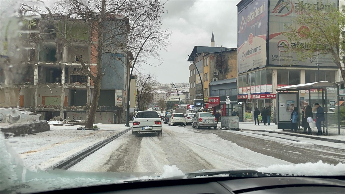 Kahramanmaraş'ta sağanak ve dolu, yaşamı olumsuz etkiledi.