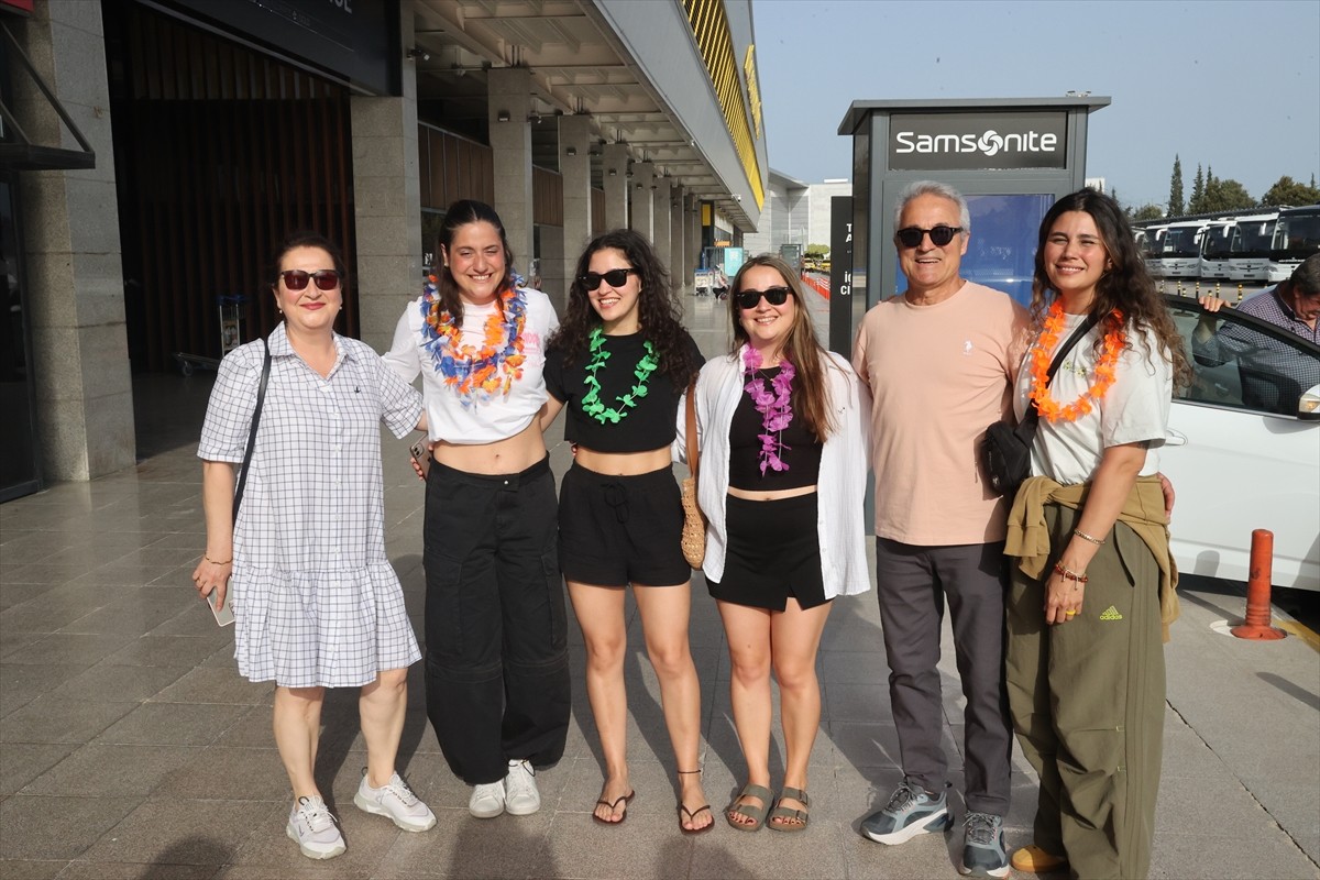 Kaiwi Kanalı'nı 21 saatte geçerek bu rotayı tamamlayan en genç Türk yüzücü olan Aysu Türkoğlu (sol...