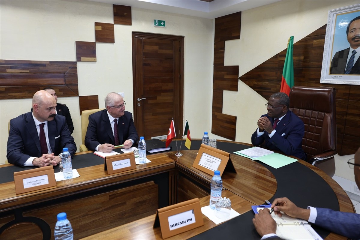 Kamerun Başbakanı Joseph Dion Ngute, Kamerun'a resmi ziyaretlerde bulunan Milli Savunma Bakanı...