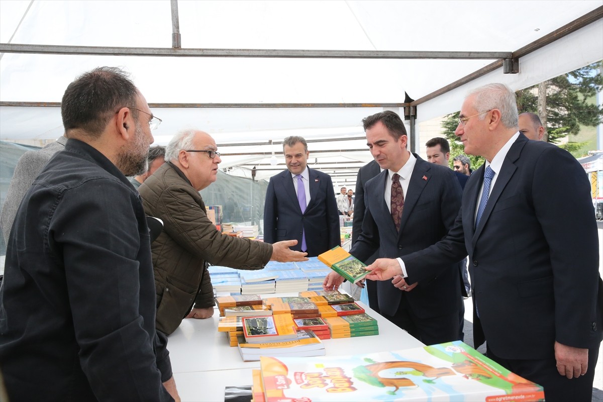 Kamu Başdenetçisi (Ombudsman) Mehmet Akarca (solda), "Ombudsman Bitlislerle Buluşuyor" programına...