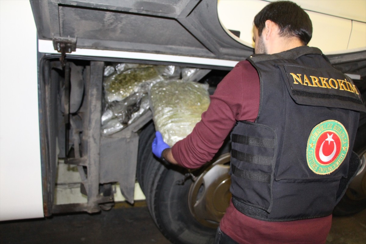 Kapıkule Sınır Kapısı'nda, Edirne Gümrük Muhafaza Kaçakçılık ve İstihbarat Müdürlüğü ekiplerince...