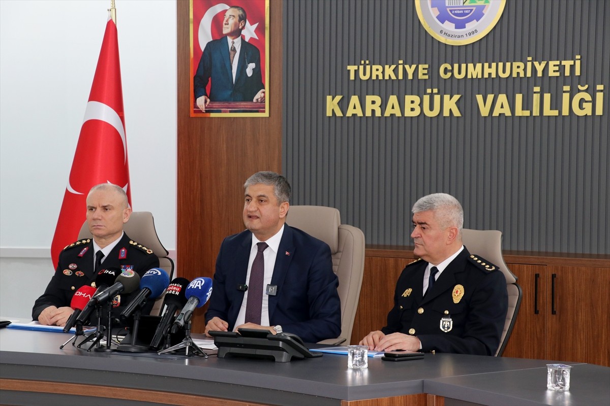 Karabük Valiliğince, Valilik Toplantı Salonu'nda mart ayı güvenlik değerlendirme toplantısı...