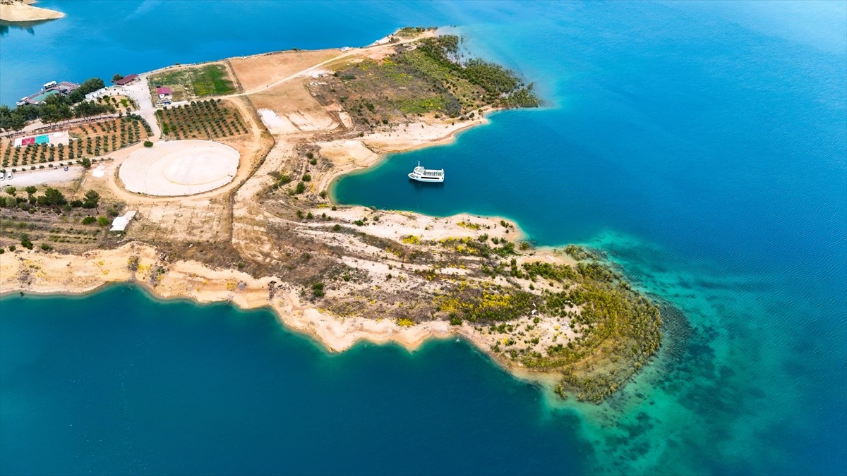 Karaman'da Toros Dağları eteklerine kurulu Ermenek ilçesindeki baraj gölü, turkuaz rengiyle...