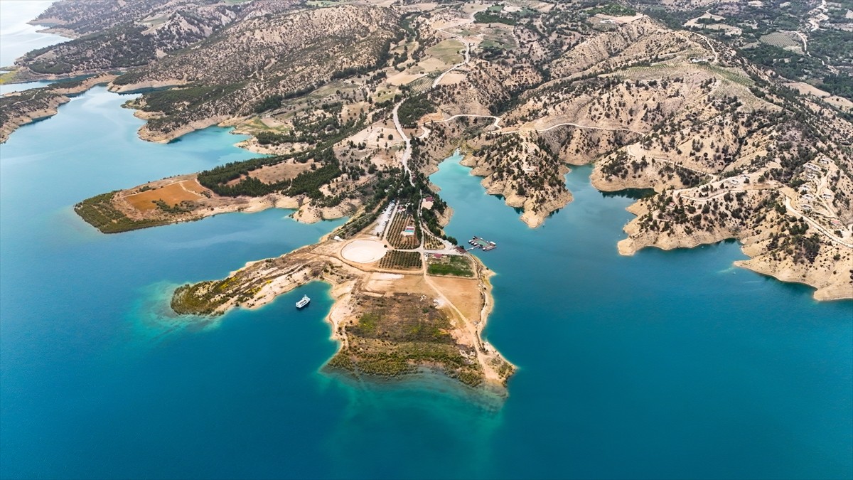 Karaman'da Toros Dağları eteklerine kurulu Ermenek ilçesindeki baraj gölü, turkuaz rengiyle...