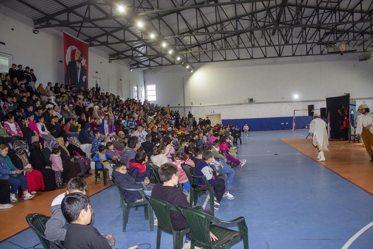 Kars'ın Akyaka ilçesinde "Vagon Sahne Projesi" kapsamında raylar üzerindeki sahnede oynanması...