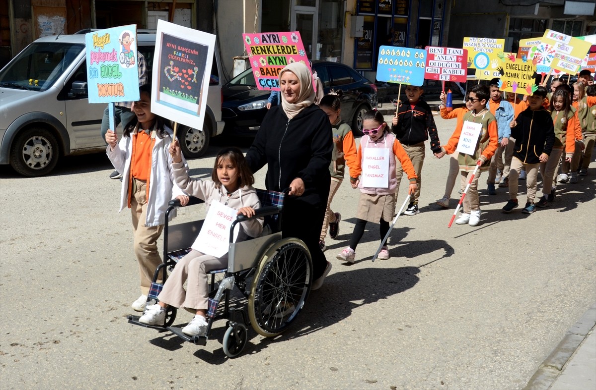  Kars'ın Sarıkamış ilçesinde ilkokul öğrencileri, "Engelliler Haftası" kapsamında işaret diliyle...