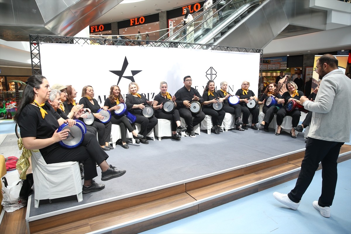 Kastamonu'da kadınlardan oluşan ritim grubu, bir alışveriş merkezinde darbukalarla Anneler Günü'ne...