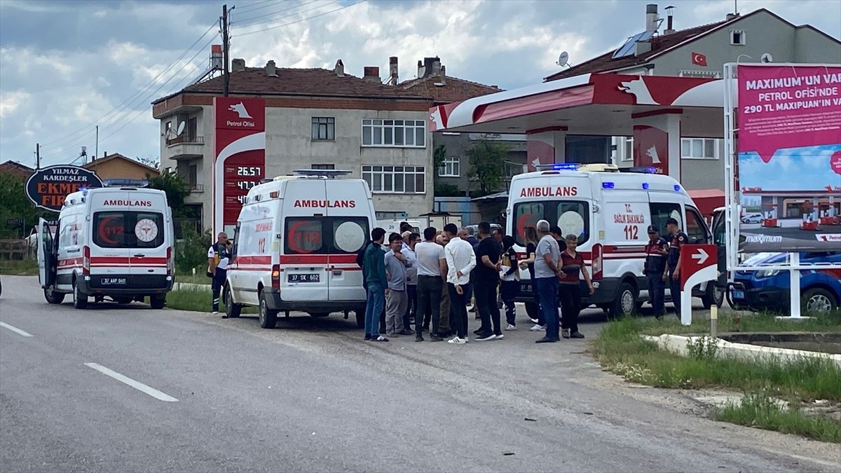 Kastamonu'nun Taşköprü ilçesinde ambulans ile cipin çarpışması sonucu 4 kişi yaralandı.