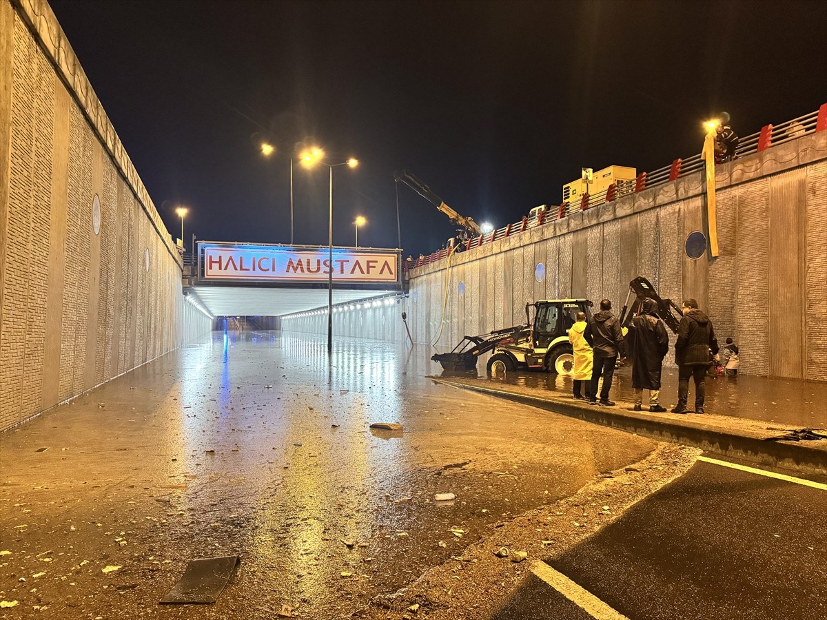 Kayseri'de sağanak yaşamı olumsuz etkiledi. Sağanak nedeniyle cadde, sokak ve yollarda su...
