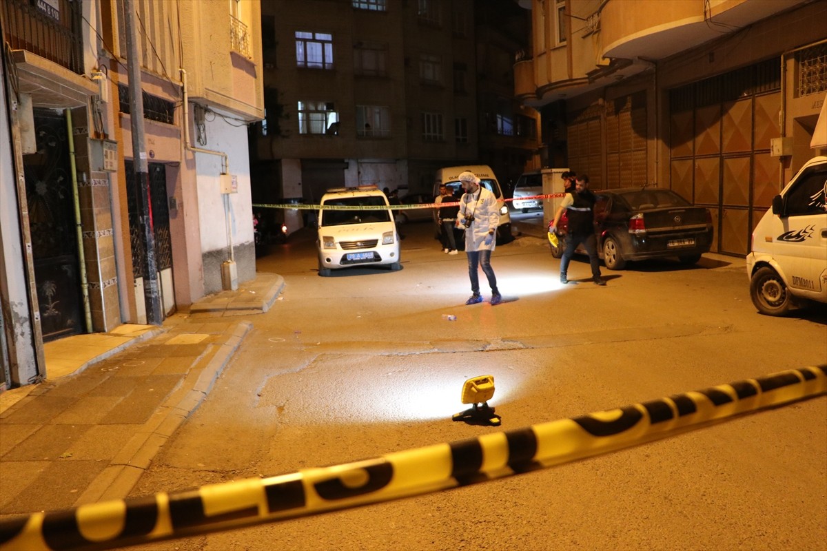 Kilis'te araç park yeri nedeniyle çıkan silahlı kavgada baba ve oğlu yaralandı, şüpheli 2 kardeş...