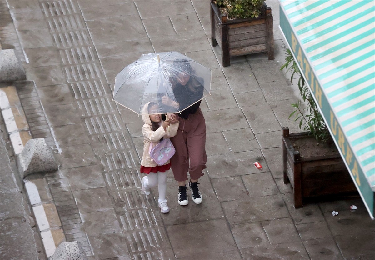 Kırklareli'nde sağanak yaşamı olumsuz etkiledi. Kentte sağanak zaman zaman etkisini...