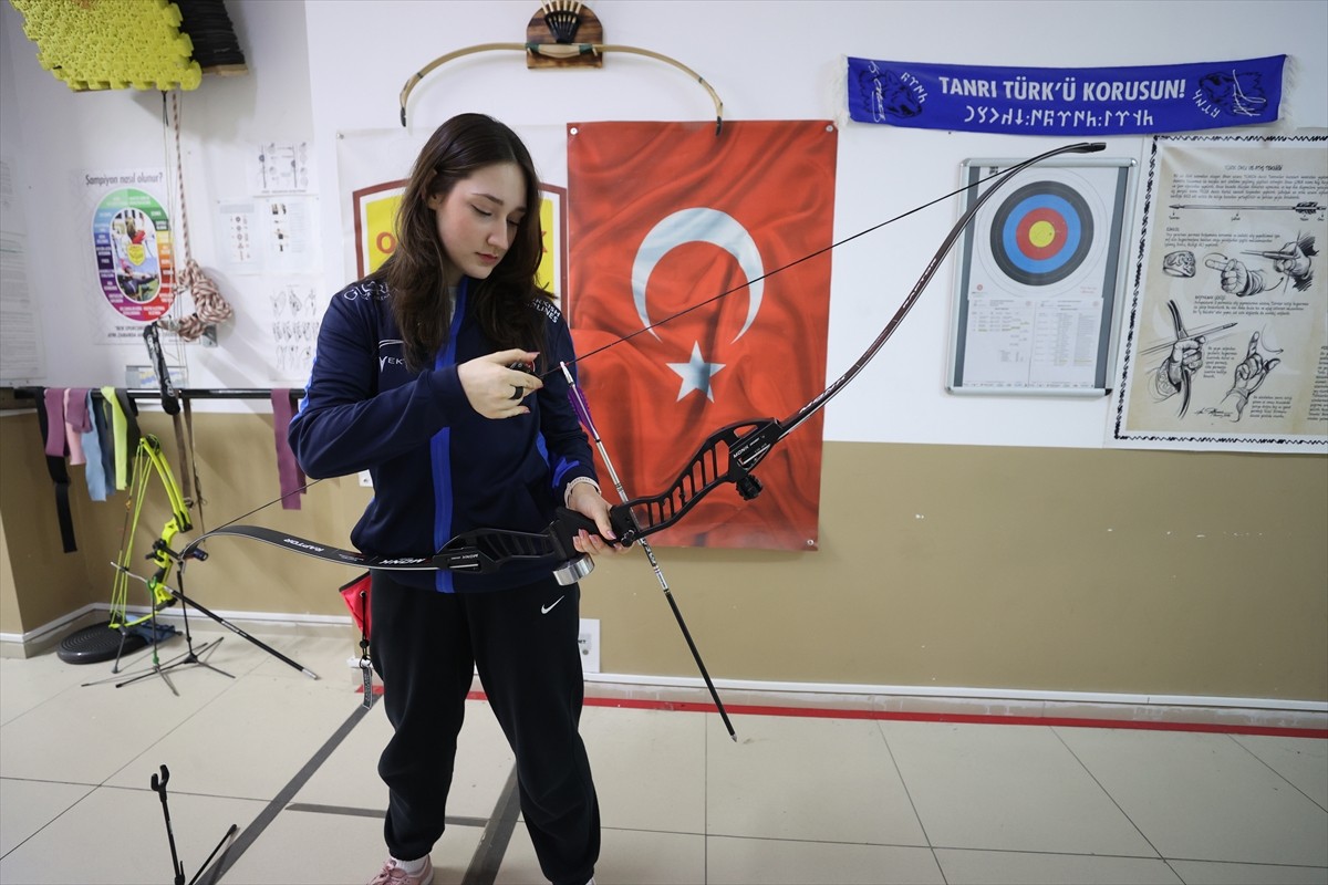 Kırklareli'nin Lüleburgaz ilçesinde ablasının önerisiyle okçuluğa başlayan 18 yaşındaki milli...