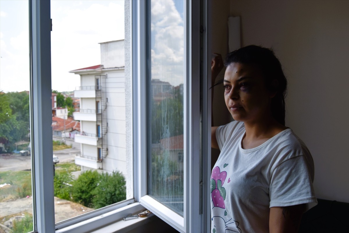 Kırklareli'nin Lüleburgaz ilçesinde bir kadın, evinin penceresinden izlediği düğünde yaşanan kavga...