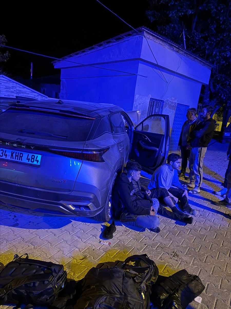 Kırklareli'nin Vize ilçesinde, jandarma ekiplerinden kaçan aracın kaza yapması sonucu 5 düzensiz...