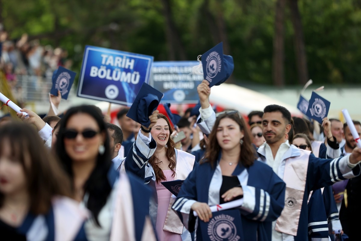 Kırklareli Üniversitesinden (KLÜ) 2024-2025 akademik yılında mezun olan 3 bin 550 öğrenci...
