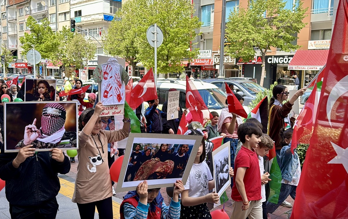 Kırşehir'de çocuklar, İsrail'in Gazze'ye yönelik saldırılarını protesto etmek amacıyla yürüyüş...