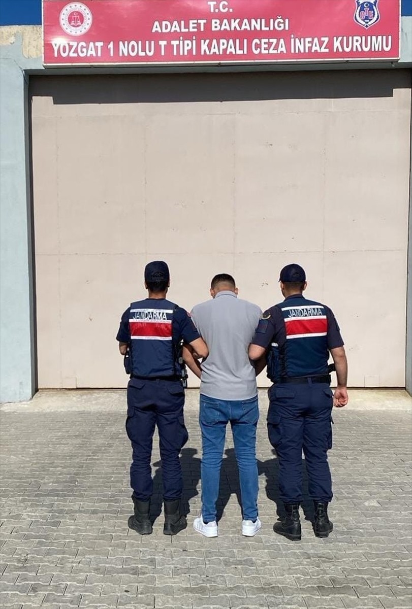 Kırşehir'de hakkında 18 yıl 9 ay kesinleşmiş hapis cezası bulunan firari hükümlü yakalandı....