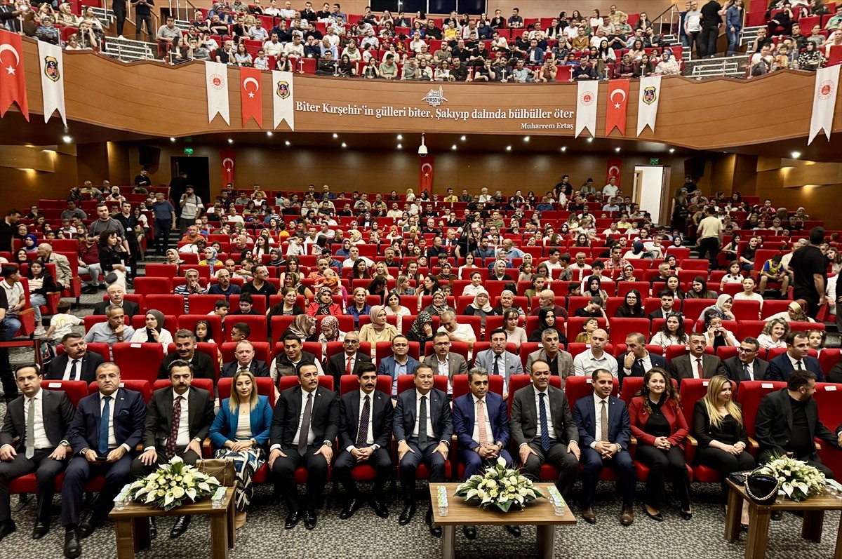 Kırşehir Ceza İnfaz Kurumları personelinden oluşan koro, "Bozkırın Esintisi" programında konser...