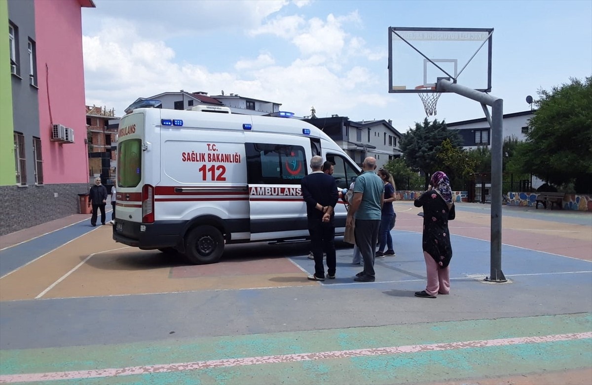 Kocaeli'nin Darıca ilçesinde istinat duvarından okul bahçesine düşerek asılı kalan otomobilin...