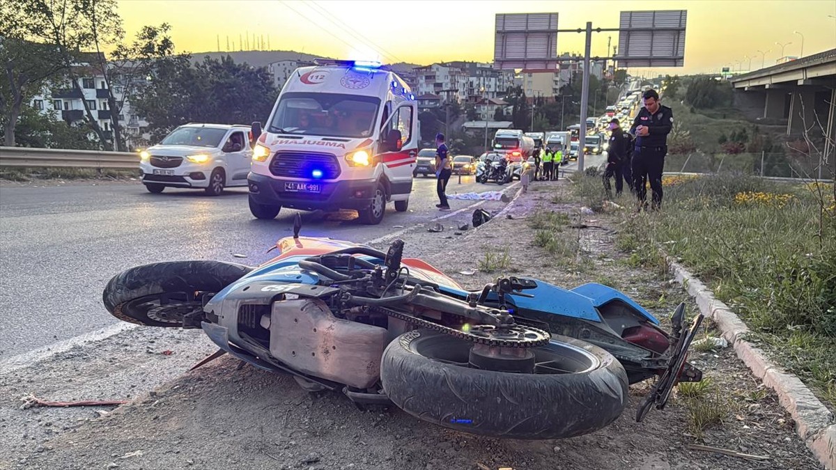 Kocaeli'nin Gebze ilçesinde, beton mikseriyle çarpışan motosikletin sürücüsü hayatını kaybetti....