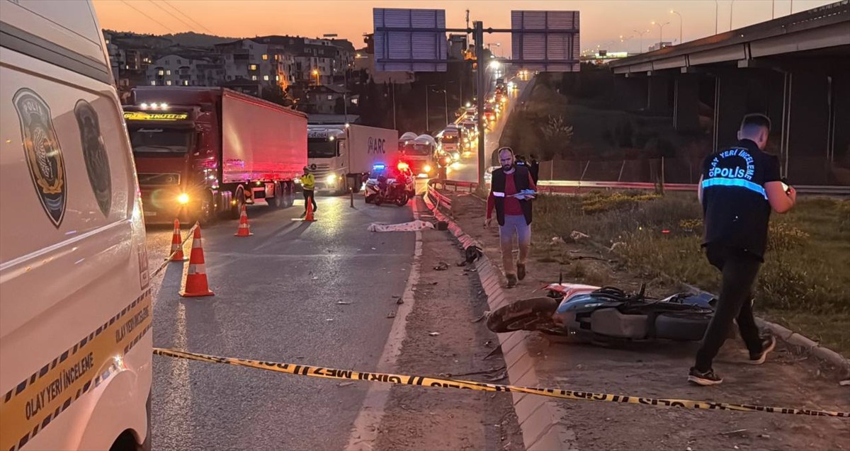 Kocaeli'nin Gebze ilçesinde, beton mikseriyle çarpışan motosikletin sürücüsü hayatını kaybetti....