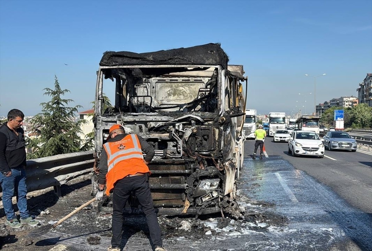 Kocaeli'nin Gebze ilçesinde tırda çıkan yangın nedeniyle D-100 kara yolunun Ankara istikametinde...