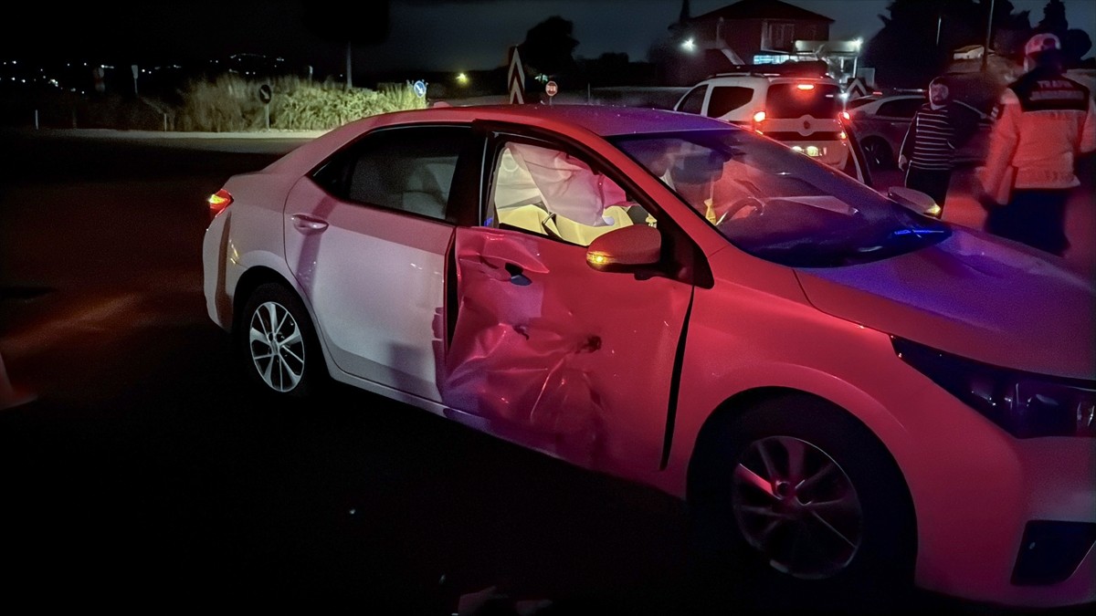 Kocaeli'nin İzmit ilçesinde otomobil ile motosikletin çarpışması sonucu 1 kişi öldü, 2 kişi...