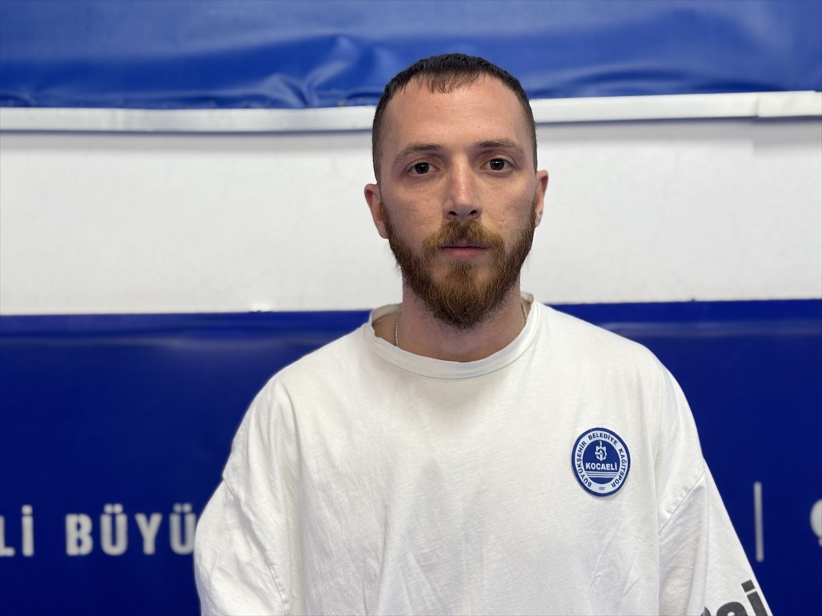 Kocaeli Büyükşehir Belediyesi Kağıtspor'un milli karatecileri Melis Uran (solda), Azra Koyun...