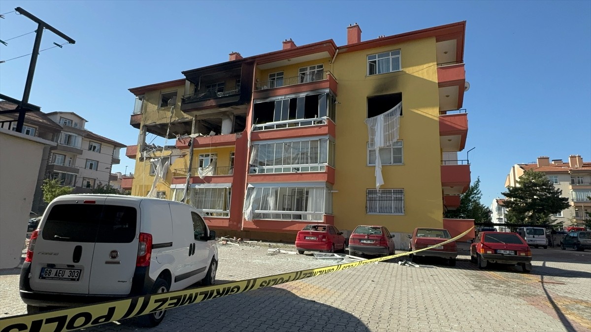 Konya'nın Karatay ilçesinde bir binada meydana gelen patlamada 1'i ağır 12 kişi yaralandı. Polis...