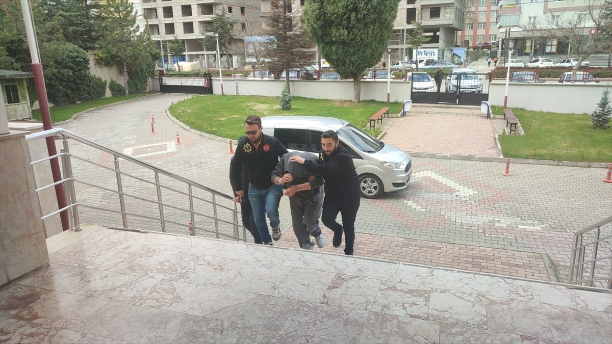 Konya'nın Seydişehir ilçesinde düzenlenen uyuşturucu operasyonunda gözaltına alınan 3 şüpheliden...