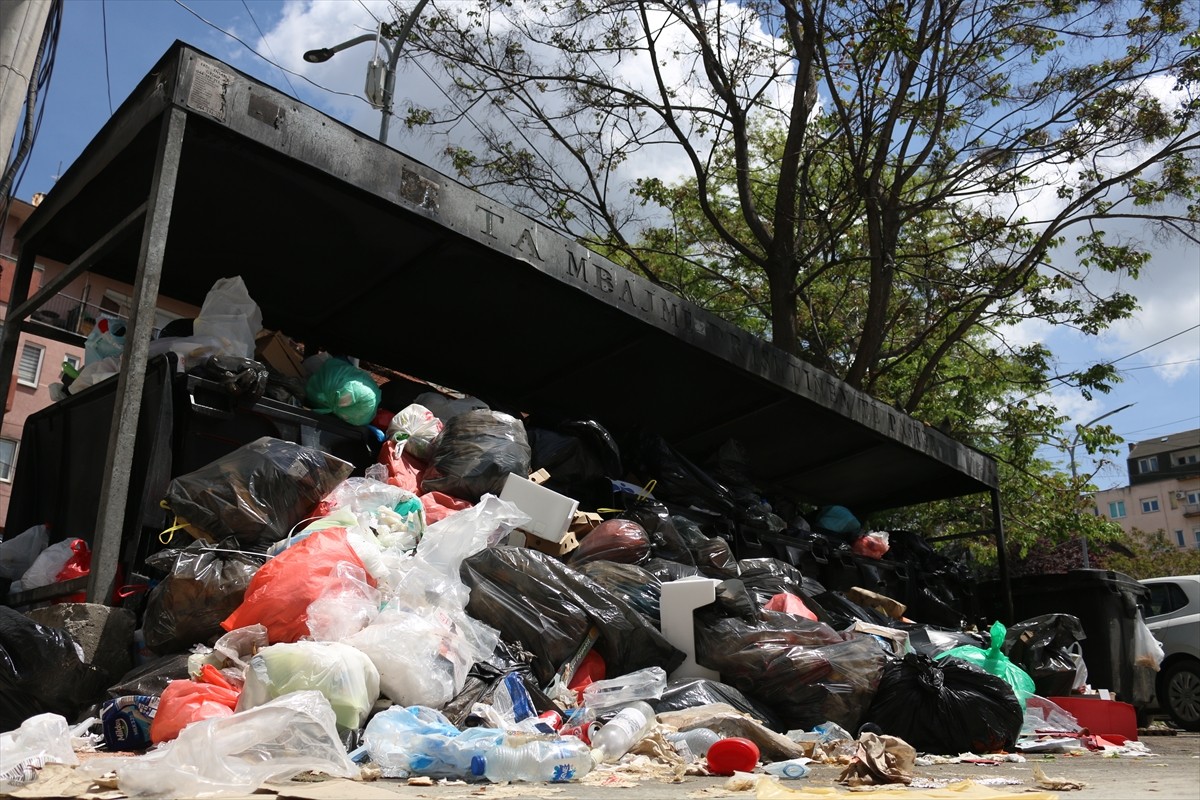 Kosova'nın başkenti Priştine'de, atık yönetimi konusunda belediye ile çöp toplamadan sorumlu...