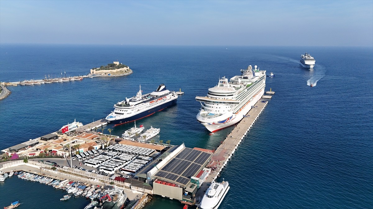 Kruvaziyer turizminin önemli noktalarından Aydın'ın Kuşadası ilçesi, 4 kruvaziyerle gelen 7 bin...