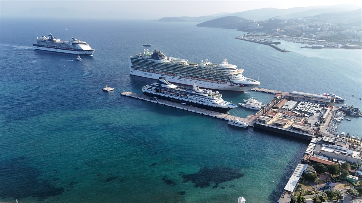 Kruvaziyer turizminin önemli noktalarından Aydın'ın Kuşadası ilçesi, 4 kruvaziyerle gelen 7 bin...