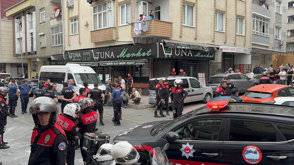 Küçükçekmece Yeşilova Mahallesi 3. Tuna Sokak'ta, akli dengesinin yerinde olmadığı değerlendirilen...