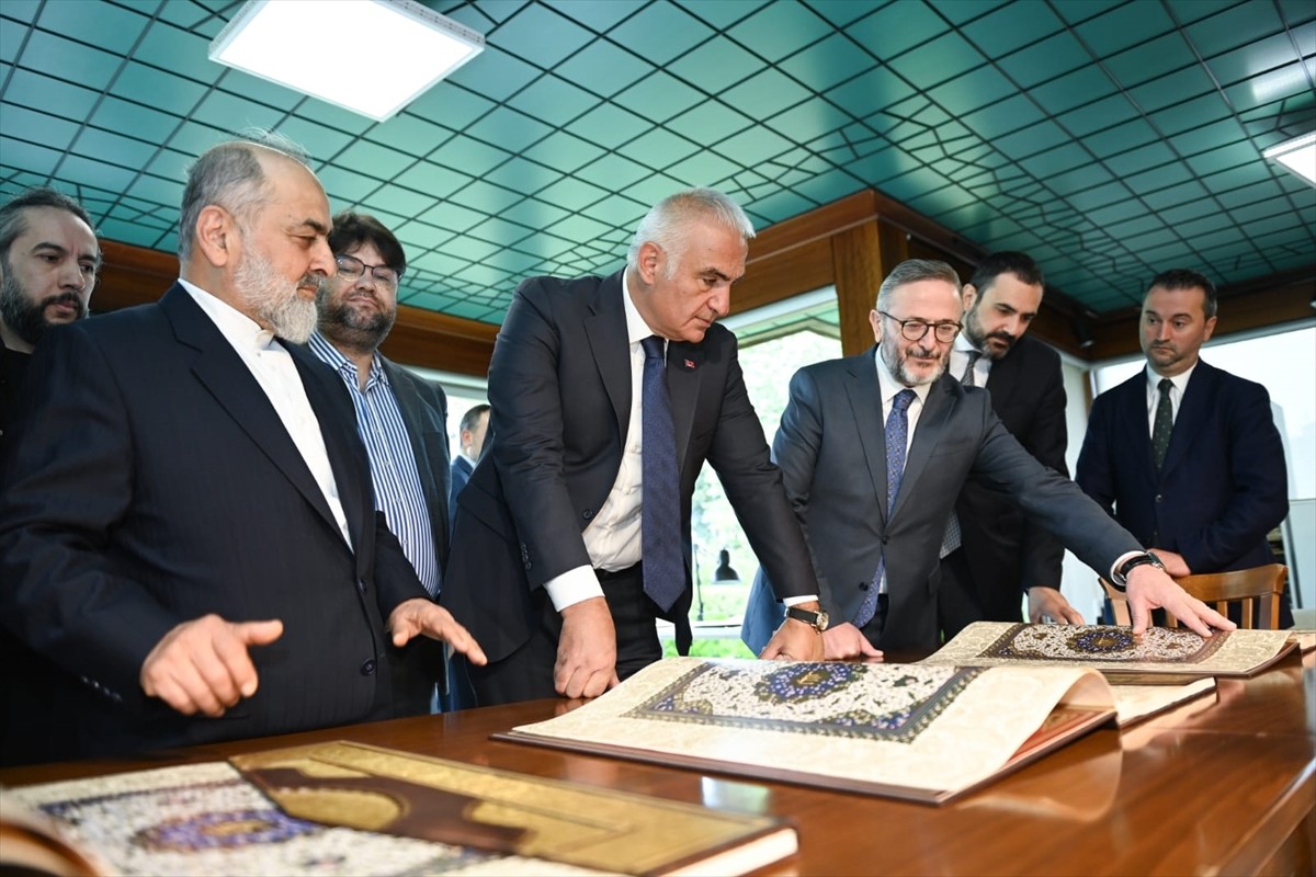 Kültür ve Turizm Bakanı Mehmet Nuri Ersoy, "İstanbul Mushafı"na ev sahipliği yapan Beykoz'daki...