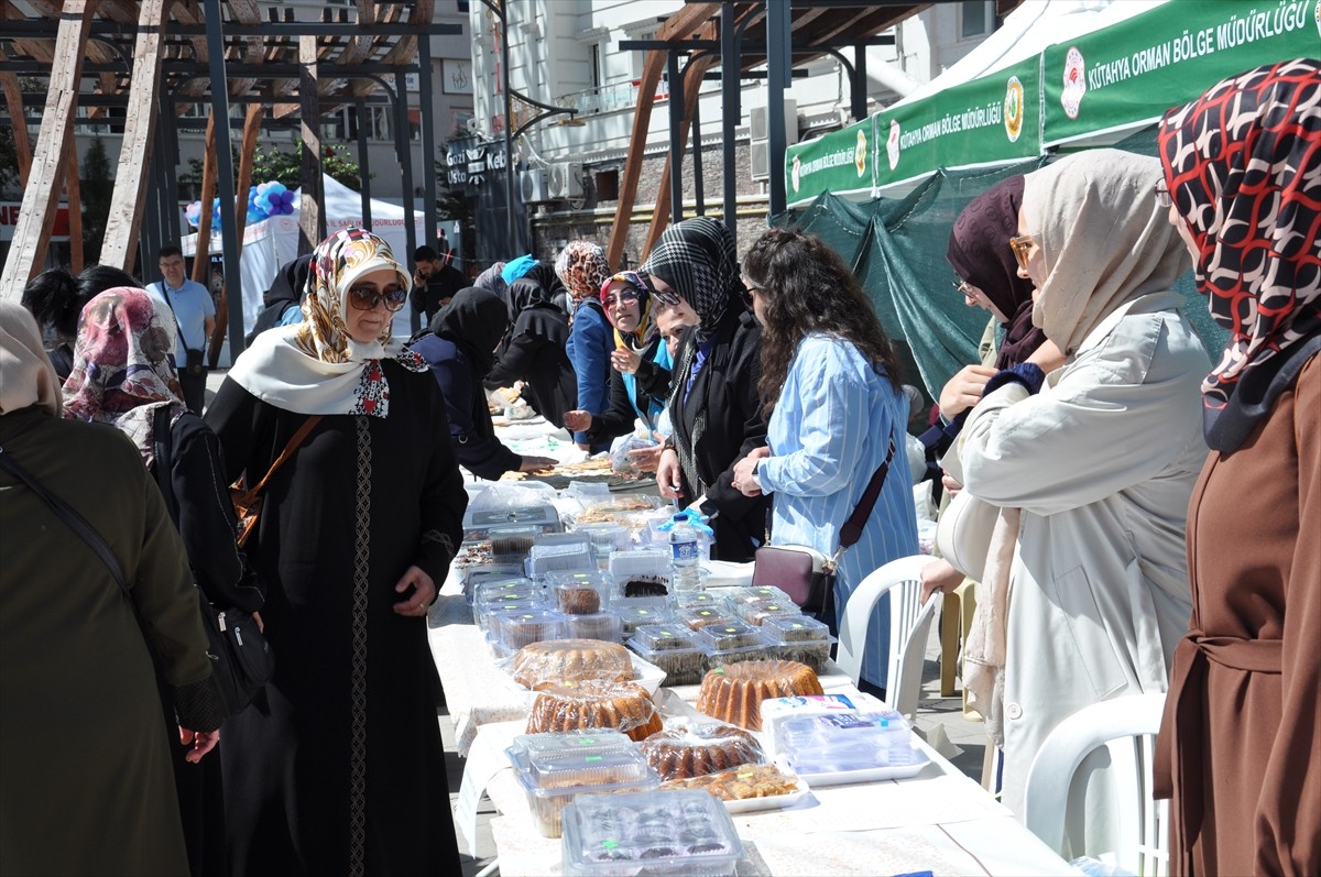 Kütahya'da, İsrail'in saldırıları altındaki Gazze'ye yardım amacıyla "Hayır Çarşısı" kuruldu....